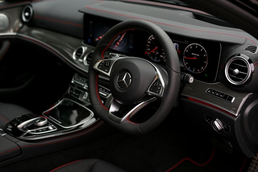 Панель приборов Mercedes-AMG E43 4Matic 2017 года  (MY) (фото 10 из 22)